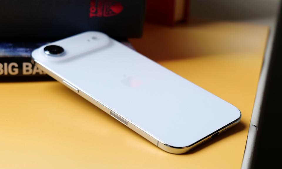 شريحة A19 Pro في آيفون إير هي نفسها تقريبًا المعالج المستخدم في خط iPhone 17 Pro، إلا أنها تحتوي على نواة GPU واحدة أقل.