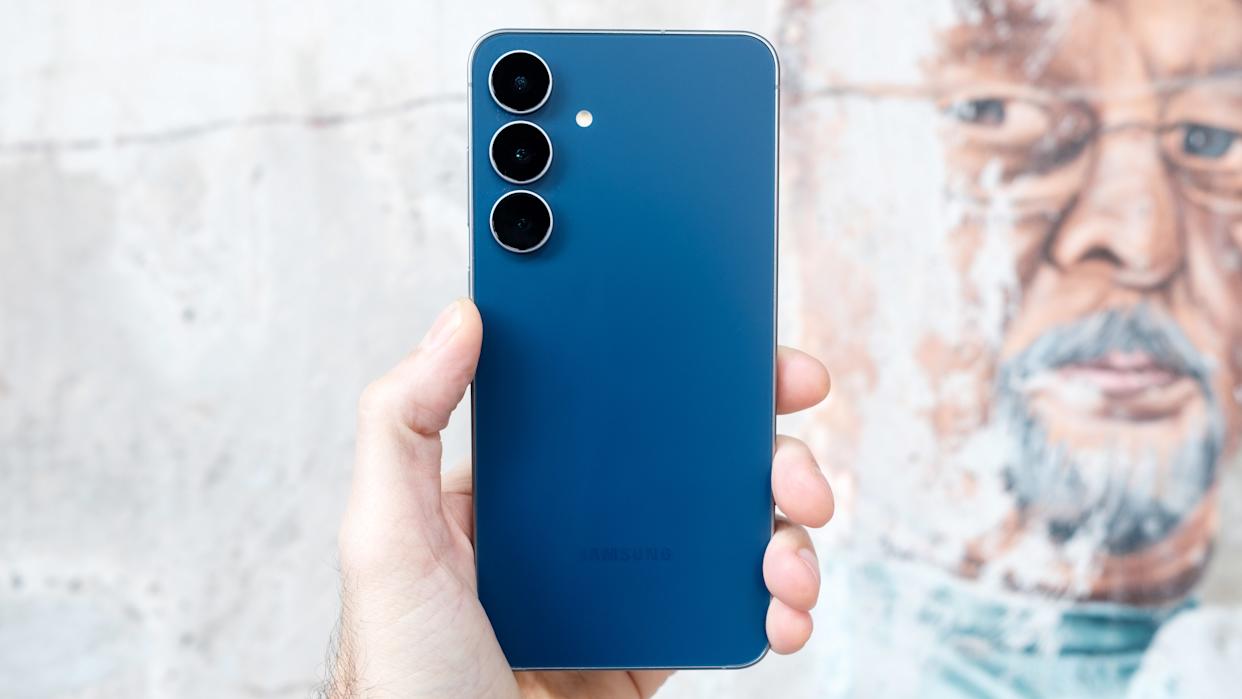 مراجعة Samsung Galaxy S25 FE: تطور تدريجي بشكل مبالغ فيه 1 مراجعة Samsung Galaxy S25 FE: تطور تدريجي بشكل مبالغ فيه مدونة نظام أون لاين التقنية