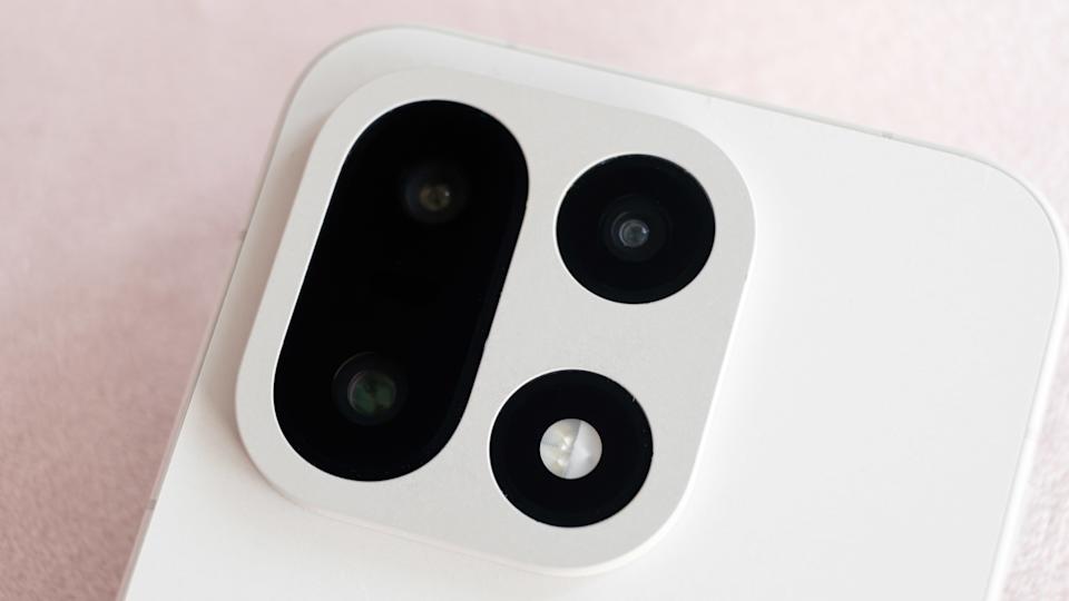 كاميرات OnePlus 15 متأخرة نصف خطوة عن المنافسة